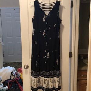 Flowy black and white patterned summer dress